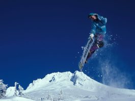 Кім Кардаш’ян демонструє глибоке декольте в сукні з глибоким вирізом та міні-спідниці