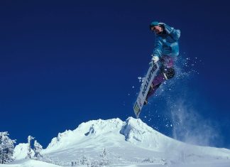 Кім Кардаш’ян демонструє глибоке декольте в сукні з глибоким вирізом та міні-спідниці