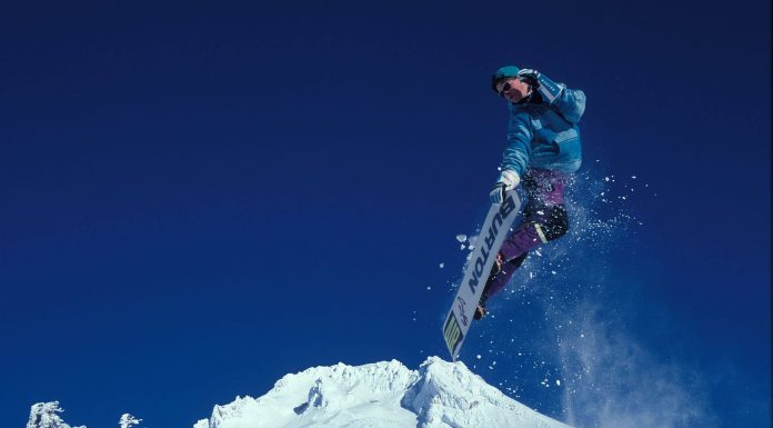 Кім Кардаш’ян демонструє глибоке декольте в сукні з глибоким вирізом та міні-спідниці